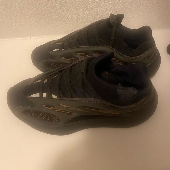 Yeezy boost 700 clay brown color way
